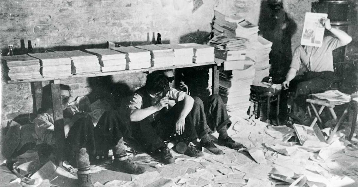 Modstandsfolk slapper af efter trykning af det illegale blad De frie Danske for januar 1945 – alle modstandsfolkene sørger for at skjule deres ansigter. Foto Nationalmuseet/Frihedsmuseet