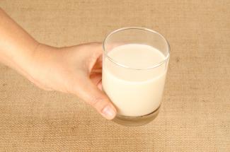 Billedet viser et glas mælk